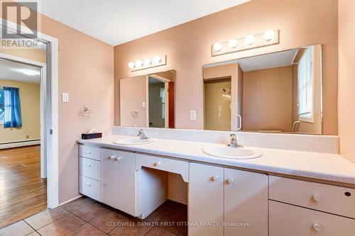 Five-piece bathroom has two sink vanity - 12 Glenview Crescent, Perth, ON - Indoor Photo Showing Bathroom
