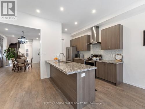 197 Elyse Court, Aurora, ON - Indoor Photo Showing Kitchen With Upgraded Kitchen