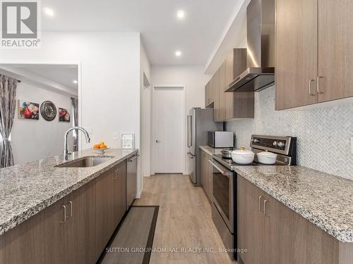 197 Elyse Court, Aurora, ON - Indoor Photo Showing Kitchen With Upgraded Kitchen