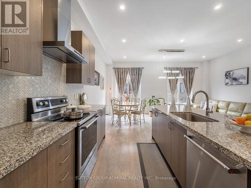 197 Elyse Court, Aurora, ON - Indoor Photo Showing Kitchen With Upgraded Kitchen