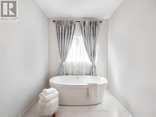 197 Elyse Court, Aurora, ON - Indoor Photo Showing Bathroom