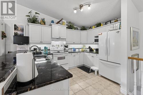 41 - 43 Capulet Walk, London North (North M), ON - Indoor Photo Showing Kitchen