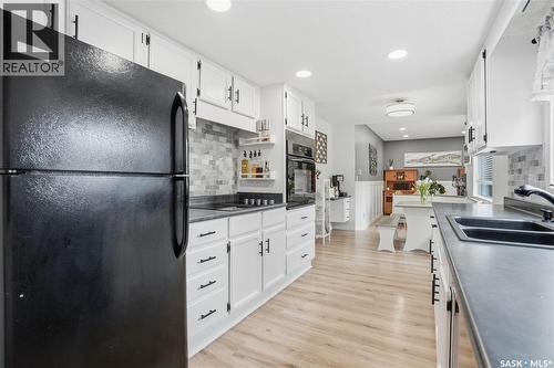 542 Coldspring Way, Saskatoon, SK - Indoor Photo Showing Kitchen With Double Sink