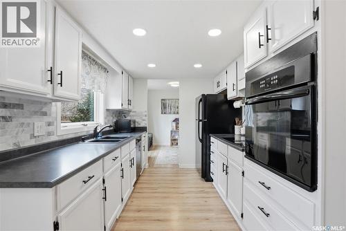 542 Coldspring Way, Saskatoon, SK - Indoor Photo Showing Kitchen With Double Sink