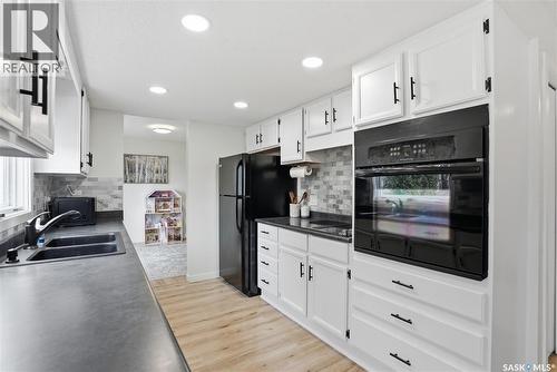 542 Coldspring Way, Saskatoon, SK - Indoor Photo Showing Kitchen With Double Sink