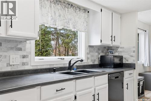 542 Coldspring Way, Saskatoon, SK - Indoor Photo Showing Kitchen With Double Sink