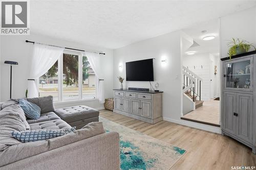 542 Coldspring Way, Saskatoon, SK - Indoor Photo Showing Living Room