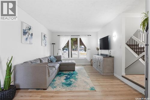 542 Coldspring Way, Saskatoon, SK - Indoor Photo Showing Living Room