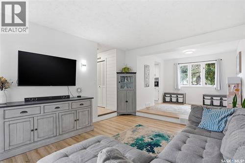 542 Coldspring Way, Saskatoon, SK - Indoor Photo Showing Living Room