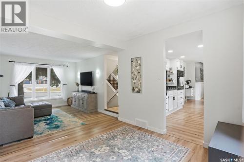 542 Coldspring Way, Saskatoon, SK - Indoor Photo Showing Living Room