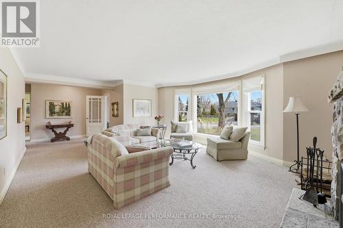 880 Melwood Avenue, Ottawa, ON - Indoor Photo Showing Living Room