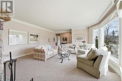 880 Melwood Avenue, Ottawa, ON - Indoor Photo Showing Living Room