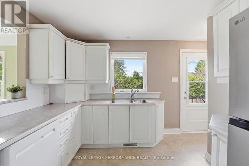 880 Melwood Avenue, Ottawa, ON - Indoor Photo Showing Kitchen With Double Sink