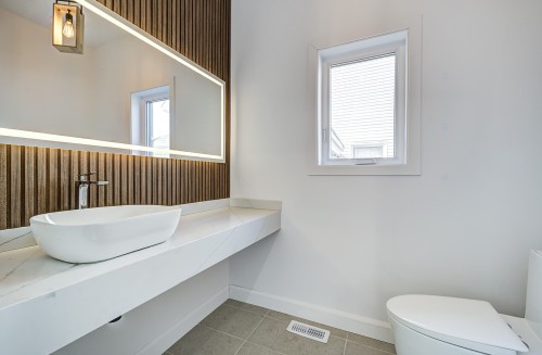 Powder room - 12 Av. Hillside, Pointe-Claire, QC - Indoor Photo Showing Bathroom