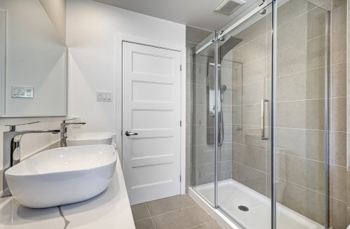 Master Bathroom - 12 Av. Hillside, Pointe-Claire, QC - Indoor Photo Showing Bathroom