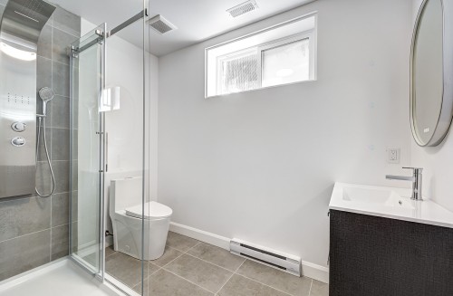 Bathroom - 12 Av. Hillside, Pointe-Claire, QC - Indoor Photo Showing Bathroom