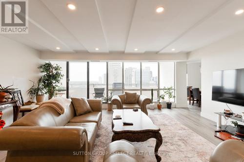 1207 - 380 King Street, London East (East K), ON - Indoor Photo Showing Living Room