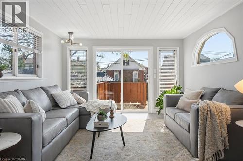 69 Houghton Avenue S, Hamilton, ON - Indoor Photo Showing Living Room
