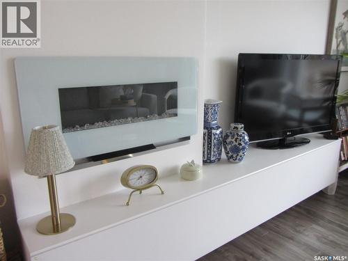1802 Arlington Avenue, Saskatoon, SK - Indoor Photo Showing Living Room With Fireplace
