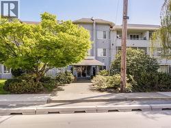 208 3921 Shelbourne St Saanich, BC V8P 4H9