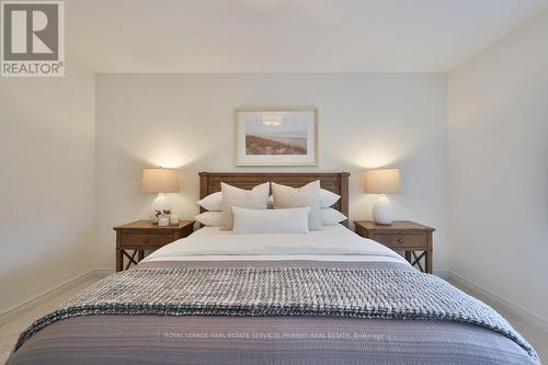1962 Calgary Court, Mississauga, ON - Indoor Photo Showing Bedroom