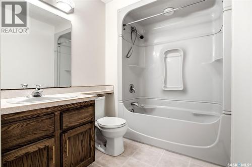 3150 Jenkins Drive E, Regina, SK - Indoor Photo Showing Bathroom