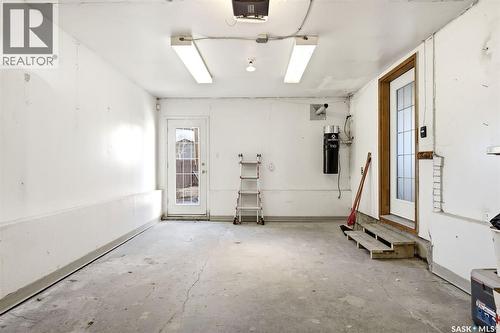 3150 Jenkins Drive E, Regina, SK - Indoor Photo Showing Garage