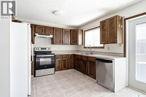 3150 Jenkins Drive E, Regina, SK - Indoor Photo Showing Kitchen With Double Sink