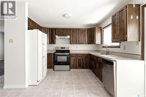 3150 Jenkins Drive E, Regina, SK - Indoor Photo Showing Kitchen With Double Sink
