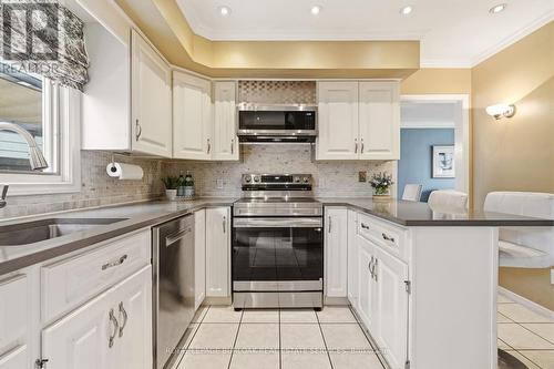 559 Rexway Court, Burlington, ON - Indoor Photo Showing Kitchen