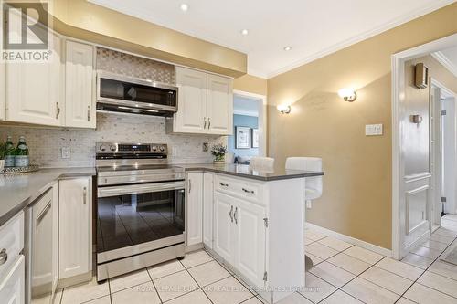 559 Rexway Court, Burlington, ON - Indoor Photo Showing Kitchen