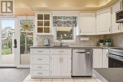 559 Rexway Court, Burlington, ON - Indoor Photo Showing Kitchen With Upgraded Kitchen