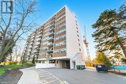 904 - 212 KERR STREET  Oakville, ON L6K 3B1