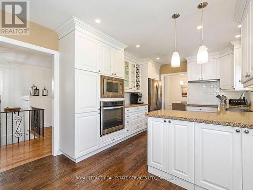 1602 Carletta Drive, Mississauga, ON - Indoor Photo Showing Kitchen With Upgraded Kitchen