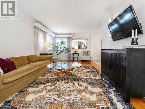 1602 Carletta Drive, Mississauga, ON - Indoor Photo Showing Living Room