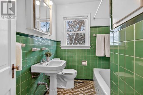 825 Killeen Avenue, Ottawa, ON - Indoor Photo Showing Bathroom