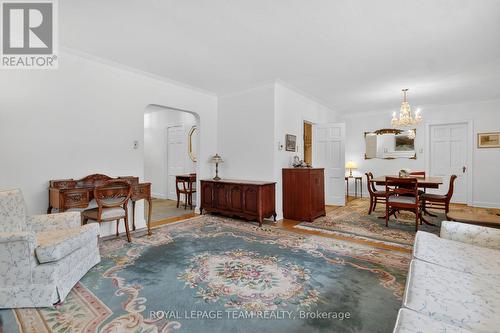 825 Killeen Avenue, Ottawa, ON - Indoor Photo Showing Living Room