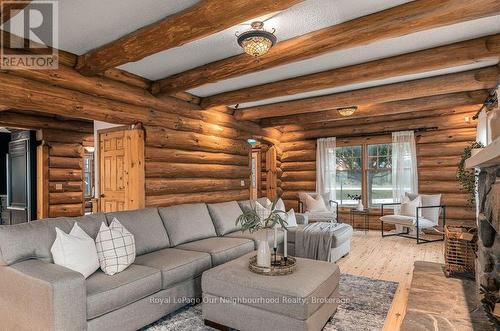 3741 Lakeshore Road E, Clarington, ON - Indoor Photo Showing Living Room
