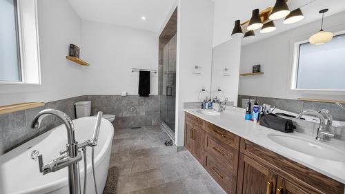 237 Shadow Mountain Boulevard, Cranbrook, BC - Indoor Photo Showing Bathroom