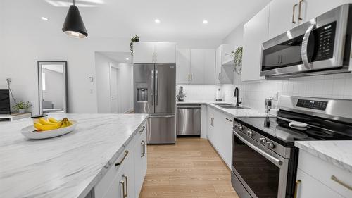 237 Shadow Mountain Boulevard, Cranbrook, BC - Indoor Photo Showing Kitchen With Double Sink With Upgraded Kitchen