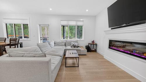 237 Shadow Mountain Boulevard, Cranbrook, BC - Indoor Photo Showing Living Room With Fireplace