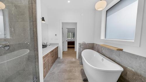 237 Shadow Mountain Boulevard, Cranbrook, BC - Indoor Photo Showing Bathroom