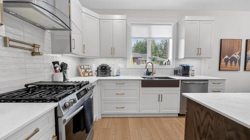 237 Shadow Mountain Boulevard, Cranbrook, BC - Indoor Photo Showing Kitchen With Upgraded Kitchen
