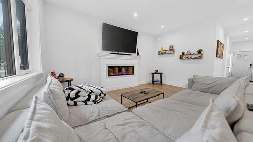 237 Shadow Mountain Boulevard, Cranbrook, BC - Indoor Photo Showing Living Room With Fireplace
