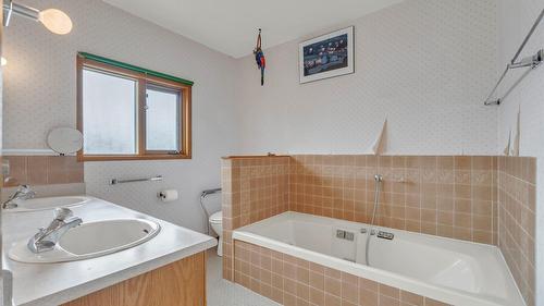 418 Panorama Crescent, Okanagan Falls, BC - Indoor Photo Showing Bathroom