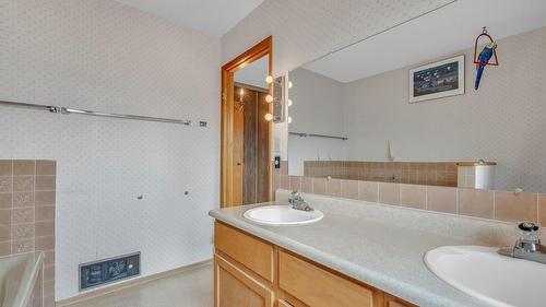 418 Panorama Crescent, Okanagan Falls, BC - Indoor Photo Showing Bathroom