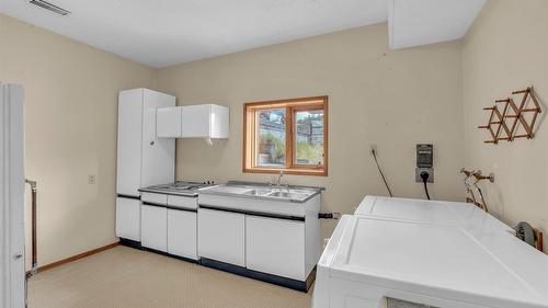 418 Panorama Crescent, Okanagan Falls, BC - Indoor Photo Showing Laundry Room