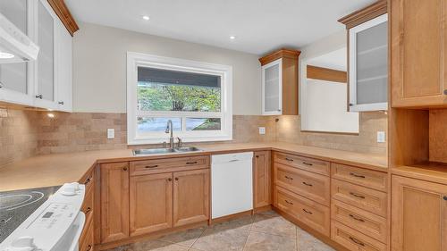 418 Panorama Crescent, Okanagan Falls, BC - Indoor Photo Showing Kitchen With Double Sink