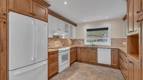 418 Panorama Crescent, Okanagan Falls, BC - Indoor Photo Showing Kitchen With Double Sink