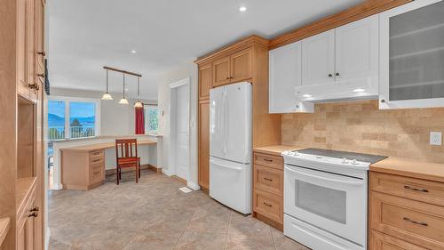 418 Panorama Crescent, Okanagan Falls, BC - Indoor Photo Showing Kitchen